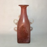 Belo e robusto vaso ânfora em vidro esfumaçado na cor laranja com pequenas alças brancas. Dimensões: 34 cm x 12 cm x 18 cm.