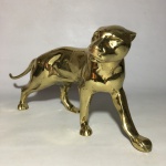 Linda e exuberante "PANTERA" em metal dourado e polido. Exemplar com pequenos desgastes. Dimensões: 17 cm x 10 cm x 37 cm / peso : 2,4 kg