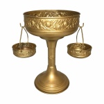 Antiga fruteira em metal revestida de dourado,decorado com detalhes vegetalistas.Acompanha dois recipientes com alças nas laterais. Dimensões: 27 cm