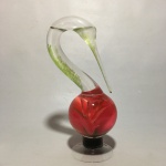 Antiga cabeça de ave em vidro, interior com água e rosa em material sintético. Anos 80. Dimensões: 24 cm x 9 cm x 12 cm.