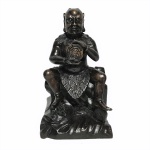 Antiga escultura oriental em bronze com ricos detalhes. Dimensões: 25 cm x 14 cm x 13 cm./ 2,7 kg.