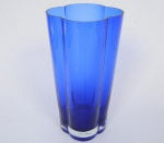 Elegante vaso em vidro soprado, corpo ondulado, na tonalidade azul ultramarino. Possivelmente ALVAR AALTO , sem assinatura. Dimensões: 25 cm altura.