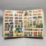 Antigo álbum de selos nacionais e internacionais. Aproximadamente 250 selos.