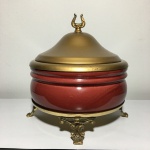 Antigo e belo centro de mesa em cerâmica esmaltada na cor salmão com pés e tampa em metal patinado de dourado. Dimensões: 19 cm x 19 cm.