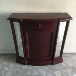 Antigo aparador em madeira laqueada, decorado com espelhos laterais, interior dividido por prateleira e gaveta na parte superior. Espelhos com manchas e pequenos sinais do tempo. Móvel em excelente estado. Dimensões: 100 cm x 90 cm x 25 cm.