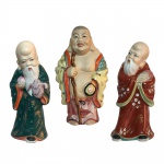 ARTE ORIENTAL - Parte de coleção com três estatuetas de Monge de porcelana policromada e detalhes dourados. Dimensões: 22 cm.