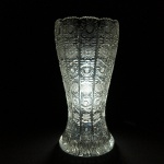 Robusto e elegante vaso em cristal, possivelmente de origem Europeia, ricamente lapidado com detalhes geométricos. Borda serrilhada. Exemplar em excelente estado. Dimensões: 37 cm x 18 cm. / 3,8 kg