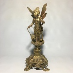 Antiga escultura de figura angelical , com riquíssimos detalhes. Obra construida em metal dourado . Presença de pequenos desgastes. Dimensões: 37 cm / 1,5 kg.