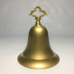 Antigo sino em metal revestido de dourado com alça decorada em arabescos. Sem a parte sonora. Dimensões: 18 cm x 15 cm./200g