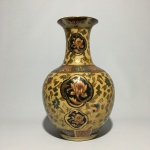CHINA - Belo e robusto vaso em cerâmica SATSUMA, decorado com faixas, folhas e galerias. Dimensões: 31 cm x 19 cm.