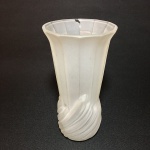 Delicado vaso satinado , decorado com estilizados em alto relevo .Borda com bicado.Dimensões:17 cm.