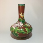 ARTE ORIENTAL - Antigo vaso Cloisonné em cobre esmaltado de vermelho, decorado com flores e pássaro. Dimensões: 25 cm aproximadamente.