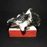 JOG - Escultura abstrata feita com tronco de arvore, patinada de branco e preto sobre base retangular na cor vermelha. Assinado. Base solta. Dimensões: 18 cm x 24 cm x 14 cm.