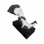 JOG - Escultura abstrata feita com tronco de arvore, patinada de branco e preto sobre base retangular na cor preto. Assinada. Dimensões: 25 cm x 24 cm x 30 cm aproximadamente.