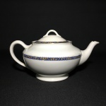 JOHN MADDOCK & SONS LTD - ROYAL VITREOUS - ENGLAND - Antigo Bule em faiança do Séc XIX, decorado com detalhes florais em amarelo sobre faixa azul royal.  Realces pintados à Ouro. Presença de craquelados e pequenas manchas do tempo. Dimensões: 14 cm x 17 cm x 26 cm.