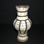 Antigo vaso marroquino em cobre, revestido com placas de osso. Faltam duas placas. Dimensões: 28,5 cm.