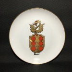 COLEÇÃO DE BRASÕES DE FAMILIAS PORTUGUESAS - BELPORCE - ALMADA - PORTUGAL - Prato em porcelana esmaltada ostentando brasão da familia DOUTEL. Exemplar com detalhes pintado à Ouro. Presença de pequenos arranhões. Dimensões: 21 cm diâmetro.