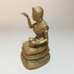 ÍNDIA - Antiga estatueta de figura feminina em bronze com belíssimos detalhes. Dimensões: 12,5 cm x 7 cm x 7 cm / 350g.