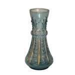 Belo e antigo vaso em vidro azul decorado com estilizados e folhas de acanto em alto relevo. Realces pintados à ouro com desgaste. Dimensões: 25 cm altura.