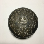 Antigo pote circular em madeira, decorado com figura de dragão e detalhes vegetalistas entalhadas. Dimensões: 7 cm x 9,5 cm.