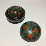 Antigo conjunto com dois potes no formato de esfera em cerâmica, decoradas com flores, folhagens e detalhes dourados pintados à mão. Dimensões: 9 cm x 10 cm e 6 cm x 7 cm.