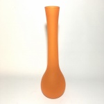 Belo vaso em vidro acidado na cor laranja. Exemplar antigo e em excelente estado. Dimensões: 40 cm x 11 cm / 650g.