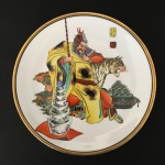 ARTE ORIENTAL - Belo prato em porcelana esmaltada  decorado ao centro com pintura feito à mão. Assinado. Dimensões: 25 cm.