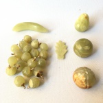 Conjunto com 24 peças de alabastro no formato de frutas e folha. Dimensões: maior peça mede 7 cm.