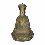 Antiga estatueta de ancião oriental em bronze. Dimensões: 17 cm.