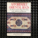 AFFORDABLE ORIENTAL RUGS - Livro no idioma Inglês, impresso nos EUA e publicado em 1980. Exemplar com 159 páginas, ricamente ilustrado. Pequenos desgastes de manuseio. Dimensões: 26 cm x 18,5 cm.