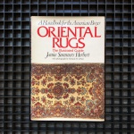 ORIENTAL RUGS - Livro no idioma Inglês, impresso nos EUA e publicado em 1977. Exemplar com 229 páginas, ricamente ilustrado. Pequenos desgastes de manuseio. Dimensões: 20,5 cm x 24 cm.