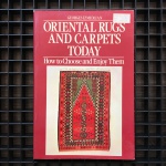 ORIENTAL RUGS AND CARPETS TODAY - Livro no idioma Inglês, impresso na Great Britain e publicado em 1977. Exemplar com 127 páginas, ricamente ilustrado. Pequenos desgastes de manuseio. Dimensões: 24,5 cm x 16,5 cm.