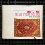 LIVRO ORIENTAL RUGS - AND THE STORIES THEY TELL - Livro no idioma Inglês, impresso nos EUA e publicado em 1978. Exemplar com 159 páginas, ricamente ilustrado. Pequenos desgastes de manuseio. Dimensões: 18,5 cm x 26 cm.