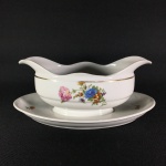 GEBR BAVARIA - Antiga e bela molheira em fina porcelana esmaltada , decorada com arranjos florais e filetes pintados à Ouro. Presença de pequenos desgastes. Dimensões: 10 cm x 14 cm x 23 cm.