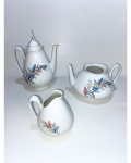 REAL SÃO PAULO - Conjunto com dois bules e leiteira de porcelana esmaltada decorado com arranjos florais. Presença de fio de cabelo na parte superior do bule maior. Bule menor falta a tampa. Dimensões: 24 cm (maior peça).