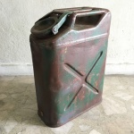 U.S. AMERICAN - Antigo galão de combustível, modelo cavalier. Presença de desgastes , arranhões e parte inferior com orifício. Dimensões : 47 cm x 16 cm x 35 cm.