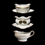 Três antigas molheiras de porcelana  REAL S.PAULO e  PORCELANA MAUÁ . Molheira do meio com desgaste e bicado na borda e no prato. Dimensões: 10 cm x 15 cm x 22 cm (maior peça).