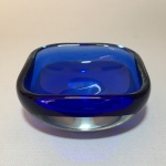 Belo cinzeiro em vidro na cor azul. Dimensões: 5 cm x 112 cm x 11cm.