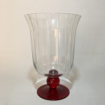Antigo e delicado vaso  em cristal translúcido com linhas verticais lapidadas.Base na cor vermelha. Dimensões: 20 cm x 14 cm.