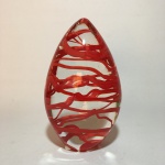 MURANO - Belíssima escultura em pasta de vidro translúcido. Interior decorado com linhas vermelhas. Dimensões: 21 cm x 12 cm x 8 cm