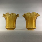 Belo par de cúpulas em  vidro na cor âmbar decorado com perolados e bordas onduladas. Dimensões: 13 cm altura / abertura maior 14 cm / abertura menor 4,5 cm .