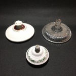 Conjunto com 3 tampas, uma de cristal e duas de porcelana. Excelente estado. Dimensões: Maior tampa mede 14,5 cm e a menor 9 cm.