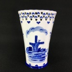 DELFTWARE - HOLLAND - Delicado vaso em porcelana esmaltada, série ROYAL TWICKEL, decorado com paisagem e moinhos pintados à mão. Parte superior fenestrado e borda ondulada. Dimensões: 17 cm x 11,5 cm.