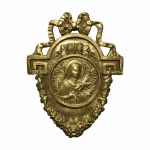 Adorno em bronze decorado com florões, laçarotes e ao centro imagem da Santa Tereza De Jesus.Dimensões:14 cm x 10,5 cm / 280grs.