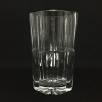 Belo vaso em cristal decorado com lapidação geométricas.Dimensões: 25 cm x 11 cm x 16 cm / 2,4 kg.