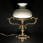 Antigo e belo abajour em bronze decorado com arranjos florais , alças volutadas e cúpula em vidro satinado na cor barnca. Cúpula com pequenos bicados na parte superior. Dimensões : 29 cm x 22 cm.