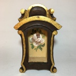 Delicado oratório em madeira decorado com volutas , detalhes em dourado e na parte interna flores pintadas a mão. Dimensões: 21 cm x 13 cm x 6 cm.