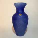 SÃO MARCOS - Vaso de cristal em tons de azul com belos detalhes. Dimensões: 29 cm.