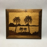 Antiga placa de madeira marchetada com figura de paisagem. Dimensões: 14 cm x 16 cm x 1 cm.