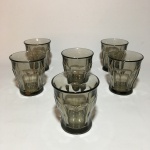 Belo 6 copos em cristal fumê.Dimensões: 8,7 cm  / 100 ml.